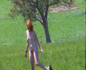 Снимает свою жену гуляющей обнаженной на природе